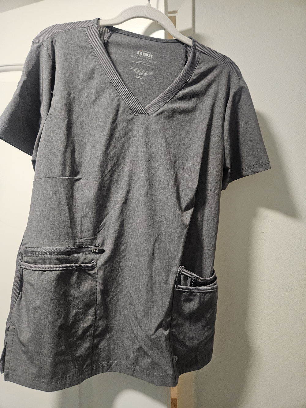 Source Unknown Gray V-Neck Scrub Top with Zip Pocket